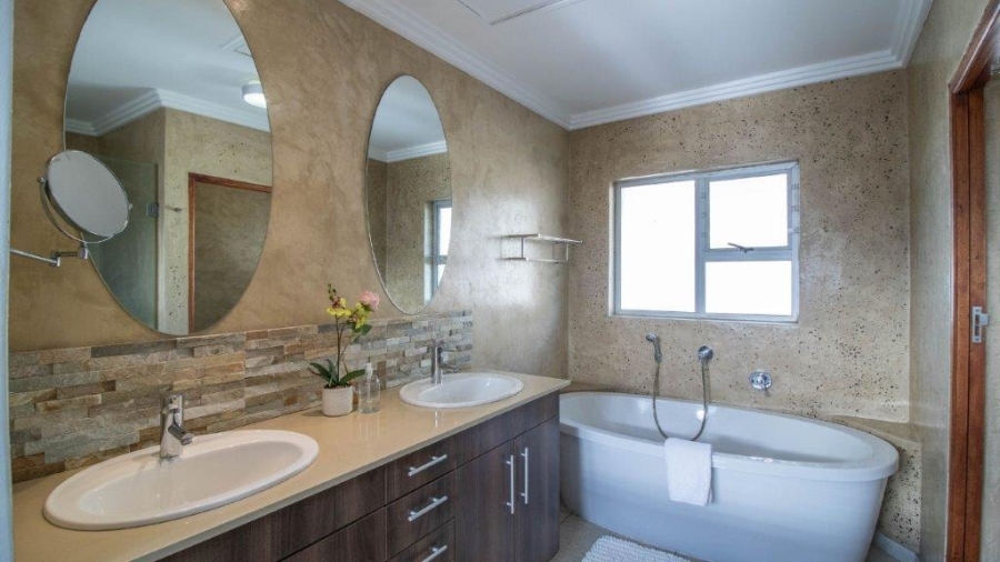 5 Bedroom Property for Sale in Gonubie Eastern Cape